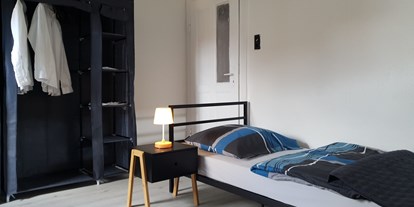 Monteurwohnung - Bettwäsche: Bettwäsche inklusive - Hohes Kreuz - Einzelbett mit Nachttisch - Beata Holz