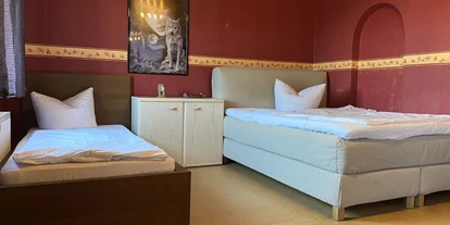 Monteurwohnung - Kühlschrank - Wackersdorf - Schlafzimmer - Monteurunterkunft Wackersdorf (WA110)