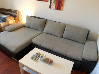 Monteurwohnung - Küche: eigene Küche - PLZ 8063 (Österreich) - Couch der Monteurunterkunft in Graz. - Monteurzimmer/Monteurwohnung in Graz