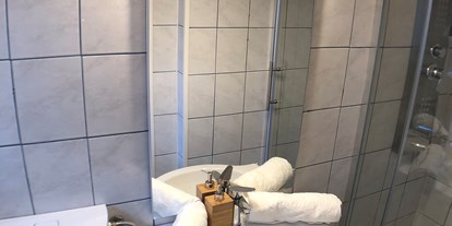 Monteurwohnung - Zimmertyp: Mehrbettzimmer - Süd & West Steiermark - Helles Badezimmer mit Dusche der Monteurwohnung in Graz. - Monteurzimmer/Monteurwohnung in Graz