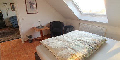 Monteurwohnung - Zimmertyp: Doppelzimmer - Hessen Süd - Mahagonizimmer DG - Ferienwohnung Hahn in Fulda