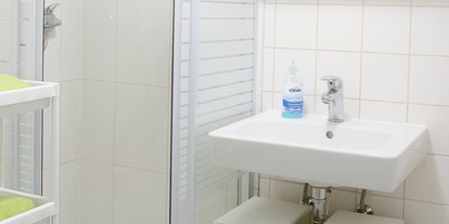 Monteurwohnung - PLZ 8051 (Österreich) - Badezimmer mit Waschbecken und Dusche in der Monteurunterkunft in Graz. - Monteurzimmer-Monteurwohnung-Arbeiterwohnung in Graz 