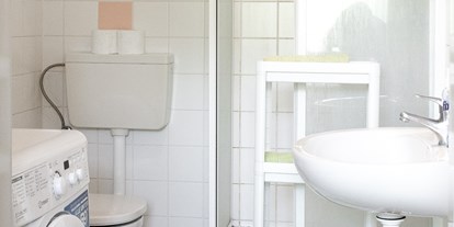 Monteurwohnung - Bettwäsche: Bettwäsche inklusive - Graz - Badezimmer mit Waschmaschine in der Monteurwohnung in Graz. - Monteurzimmer-Monteurwohnung-Arbeiterwohnung in Graz 