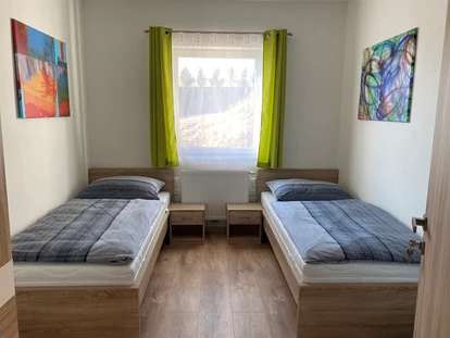 Monteurwohnung - Kühlschrank - PLZ 3105 (Österreich) - Doppelzimmer mit Einzelbetten im Monteurzimmer in Neulengbach - Monteurzimmer-Buchen.at  in Neulengbach