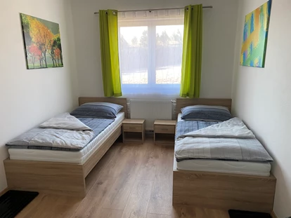 Monteurwohnung - Bettwäsche: Bettwäsche inklusive - Hof (Maria-Anzbach) - Zwei Einzelbetten im Doppelzimmer - Monteurzimmer-Buchen.at  in Neulengbach