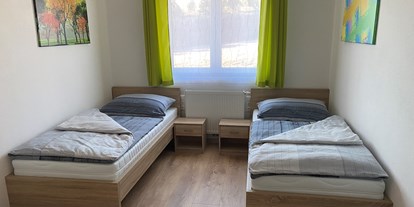 Monteurwohnung - Waschmaschine - Zwei Einzelbetten im Doppelzimmer - Monteurzimmer-Buchen.at  in Neulengbach