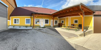Monteurwohnung - Einzelbetten - überdachte Aussenterasse mit Grill-, Chill- und Rauchmöglichkeit - Monteurzimmer-Buchen.at  in Neulengbach