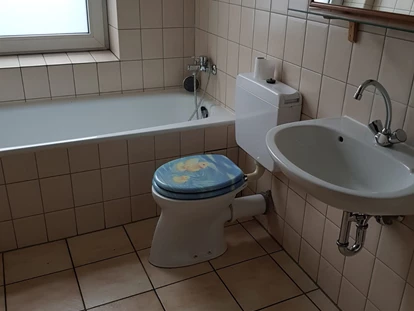 Monteurwohnung - Küche: eigene Küche - PLZ 45149 (Deutschland) - Badezimmer mit Badewanne - Apartment Monteurzimmer Duisburg
