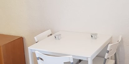 Monteurwohnung - Sitzmöglichkeiten  zum Essen im Apartment - Apartment Monteurzimmer Duisburg