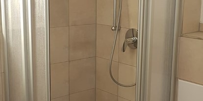 Monteurwohnung - Badezimmer: Gemeinschaftsbad - Dusche - Apartment Monteurzimmer Duisburg