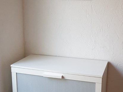 Monteurwohnung - Badezimmer: eigenes Bad - Aufbewahrungsmöglichekeiten - Apartment Monteurzimmer Duisburg