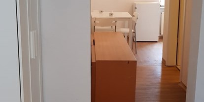 Monteurwohnung - Küche: eigene Küche - Blick aus dem Flur Apartment 2  - Apartment Monteurzimmer Duisburg