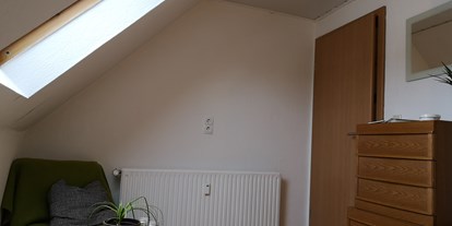 Monteurwohnung - Zimmertyp: Doppelzimmer - Blomberg Bad Pyrmont - Blick vom Bett - Blick ins Grüne 