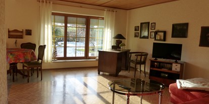 Monteurwohnung - Zimmertyp: Doppelzimmer - PLZ 07333 (Deutschland) - großer Wohnbereich mit Schlafsofa (ausziehbar) - Kleine Gartenwohnung