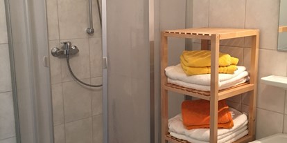 Monteurwohnung - Küche: eigene Küche - Hargelsberg - Badezimmer mit Dusche - Monteurwohnung Linz Zentrum