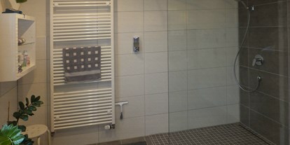 Monteurwohnung - Badezimmer: eigenes Bad - Pegestorf - Tageslichtbad mit ebenerdiger Dusche - Ferienwohnung "Am Mönkeberg" in Emmerthal