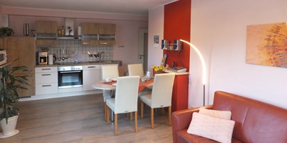 Monteurwohnung - Lügde - Wohnbereich mit moderner Küchenzeile - Ferienwohnung "Am Mönkeberg" in Emmerthal
