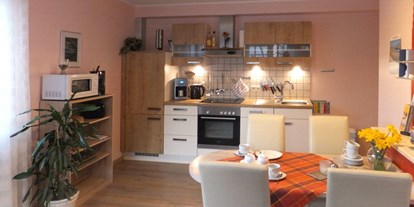 Monteurwohnung - Einzelbetten - PLZ 37633 (Deutschland) - Küchenzeile mit Essplatz - Ferienwohnung "Am Mönkeberg" in Emmerthal