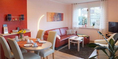 Monteurwohnung - WLAN - Golmbach - Wohnzimmer mit Ledergarnitur - Ferienwohnung "Am Mönkeberg" in Emmerthal