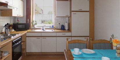 Monteurwohnung - Küche: eigene Küche - Lügde - Küche mit Essplatz - Ferienwohnung "Alte Leibzucht" in Emmerthal