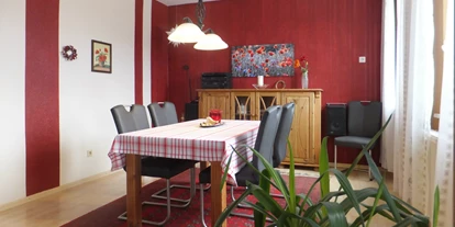 Monteurwohnung - Kaffeemaschine - Hameln Wehrbergen - Esszimmer mit Tisch - Ferienwohnung "Alte Leibzucht" in Emmerthal