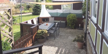 Monteurwohnung - Kühlschrank - Bad Pyrmont - Terrasse mit Sitzplatz und Grill - Ferienwohnung "Alte Leibzucht" in Emmerthal