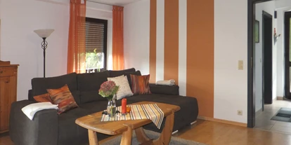 Monteurwohnung - Bettwäsche: Bettwäsche inklusive - Hehlen Brökeln - Wohnzimmer mit Couch - Ferienwohnung "Am Bückeberg" direkt in Emmerthal