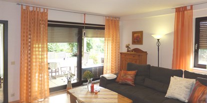 Monteurwohnung - Kaffeemaschine - Polle - Wohnzimmer zur Terrasse - Ferienwohnung "Am Bückeberg" direkt in Emmerthal