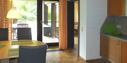 Monteurwohnung - Zimmertyp: Doppelzimmer - Emmerthal Hagenohsen - Küche mit direktem Terrassenzugang - Ferienwohnung "Am Bückeberg" direkt in Emmerthal