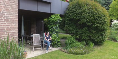 Monteurwohnung - Kühlschrank - Pegestorf - Überdachte Terrasse mit Sitzplatz und Grillmöglichkeit - Ferienwohnung "Am Bückeberg" direkt in Emmerthal