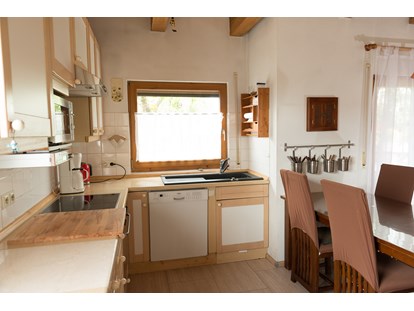 Monteurwohnung - Kühlschrank - Bönnigheim - Küche in der Monteurunterkunft in Neubulach im Landkreis Calw - Haus Feldblick Neubulach