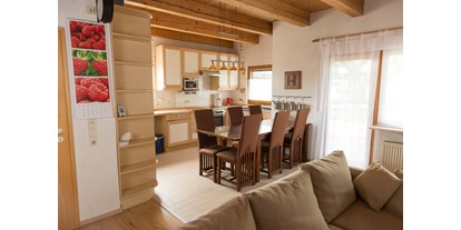 Monteurwohnung - Küche: eigene Küche - Winnenden - Essbereich mit Sitzgruppe - Haus Feldblick Neubulach