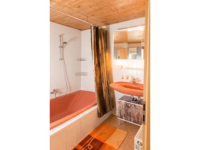 Monteurwohnung - Kühlschrank - Tamm - Badezimmer - Haus Feldblick Neubulach