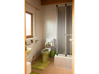 Monteurwohnung - Art der Unterkunft: Ferienwohnung - Walheim - Badezimmer mit Dusche und WC - Haus Feldblick Neubulach