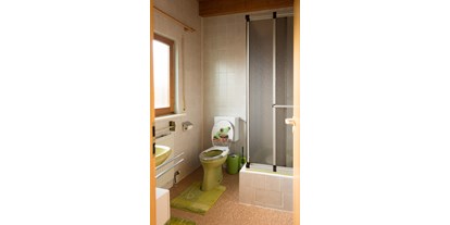 Monteurwohnung - Bettwäsche: Bettwäsche inklusive - PLZ 70193 (Deutschland) - Badezimmer mit Dusche und WC - Haus Feldblick Neubulach