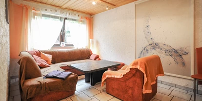Monteurwohnung - Zimmertyp: Doppelzimmer - Notzingen - Couch - Ferienwohnung Klenk 1