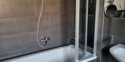 Monteurwohnung - Kühlschrank - PLZ 41460 (Deutschland) - Badewanne/ Dusche - Monteurswohnung TAKAppartement Dormagen EG