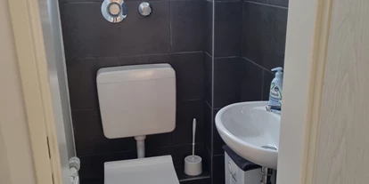 Monteurwohnung - Kühlschrank - PLZ 40595 (Deutschland) - zweites WC - Monteurswohnung TAKAppartement Dormagen EG