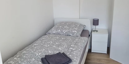 Monteurwohnung - Kühlschrank - PLZ 40595 (Deutschland) - Schlafzimmer - Monteurswohnung TAKAppartement Dormagen OG