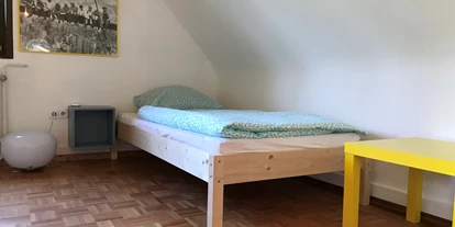 Monteurwohnung - Bettwäsche: Bettwäsche gegen Gebühr - Schwarzwald - Zimmer 3 mit 2 Einzelbetten - Ferienwohnung Seerose Bad Wildbad i. Schwarzwald