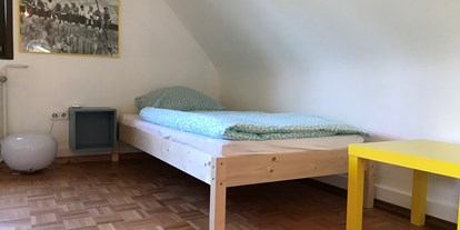 Monteurwohnung - Kühlschrank - PLZ 75181 (Deutschland) - Zimmer 3 mit 2 Einzelbetten - Ferienwohnung Seerose Bad Wildbad i. Schwarzwald
