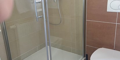 Monteurwohnung - WLAN - Klagenfurt - Badezimmer mit Dusche und WC - Zimmer/Apartments für Monteure 9020 Klagenfurt