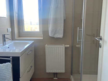 Monteurwohnung - Einzelbetten - Christofberg (Brückl) - Waschtisch und Dusche im Badezimmer - Zimmer/Apartments für Monteure 9020 Klagenfurt