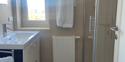Monteurwohnung - Srejach - Waschtisch und Dusche im Badezimmer - Zimmer/Apartments für Monteure 9020 Klagenfurt