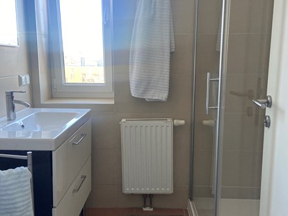 Monteurwohnung - Zimmertyp: Einzelzimmer - Österreich - Waschtisch und Dusche im Badezimmer - Zimmer/Apartments für Monteure 9020 Klagenfurt
