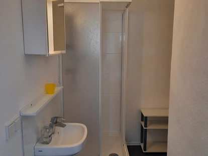 Monteurwohnung - Zimmertyp: Doppelzimmer - PLZ 37581 (Deutschland) - Badezimmer mit Dusche - Monteurzimmer Einbeck/Eschershausen/Northeim