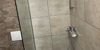 Monteurwohnung - Hund erlaubt - Mühlheim - Badezimmer mit Dusche und WC - SA Hotel Monteurzimmer 