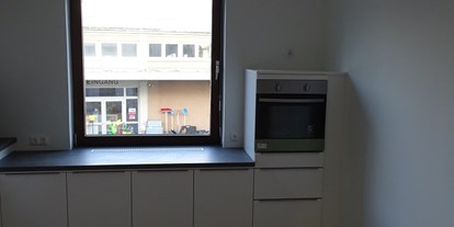 Monteurwohnung - PLZ 4714 (Österreich) - Küche ist ausgestattet mit Kühl- und Gefrierschrank, Geschirrspüler, Cerankochfeld und Backrohr. Weiters ist vorhanden Wasserkocher, Toaster, und Geschirr.  - Refugia Wels