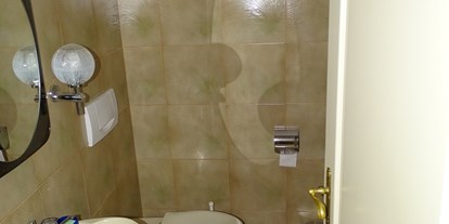 Monteurwohnung - Badezimmer: Gemeinschaftsbad - Tollet - WC ist separat - Refugia Wels