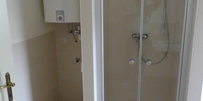 Monteurwohnung - Kühlschrank - Schauersberg - Bad ist ausgestattet mit Dusche, Badewanne, Doppelwaschbecken, Seifenspender, Toilettartikelschrank, Waschmaschine und Wäschetrockner - Refugia Wels